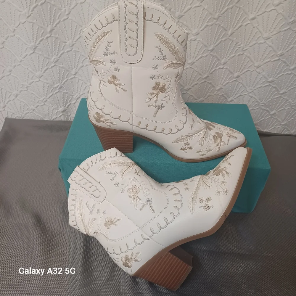 MIA Women Size 10 White Embroidered Heeled Boots - Picture 7 of 15